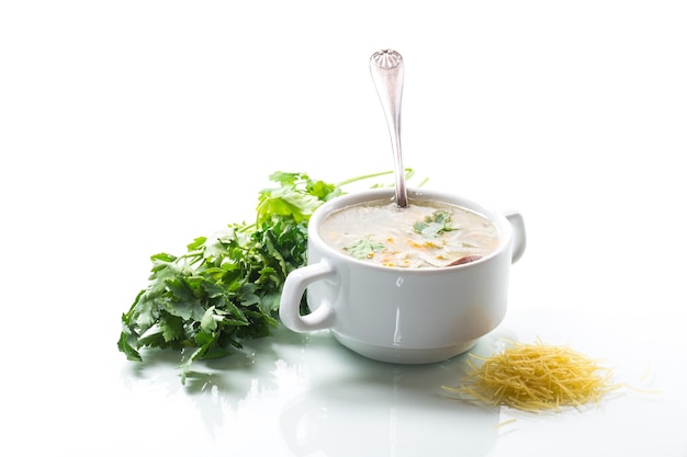 Kremowa zupa w misce, świeże zioła